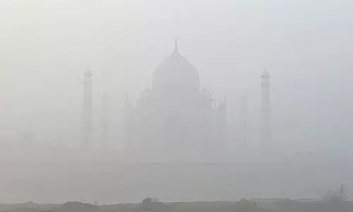 താജ്മഹൽ അപ്രത്യക്ഷമായി; കനത്ത മൂടൽമഞ്ഞിലമർന്ന് ഉത്തരേന്ത്യ താജ്മഹൽ അപ്രത്യക്ഷമായി; കനത്ത മൂടൽമഞ്ഞിലമർന്ന് ഉത്തരേന്ത്യ