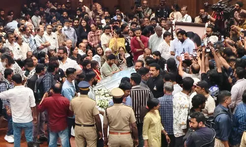 ശ്രീനിവാസന് വിട നൽകി കൊച്ചി, മൃതദേഹം വസതിയിലേക്ക്; സംസ്കാരം നാളെ