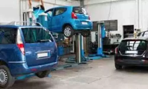 മ​ഴ​യി​ൽ വാ​ഹ​ന​ങ്ങ​ൾ​ക്ക്​ ത​ക​രാ​ർ: നി​റ​ഞ്ഞു​ക​വി​ഞ്ഞ്​ ഗാ​രേ​ജു​ക​ൾ