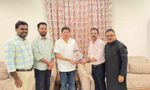 പ്ര​സ് കോ​ൺ​സു​ൽ മു​ഹ​മ്മ​ദ് ഹാ​ഷി​മി​ന് ജി​ദ്ദ ഇ​ന്ത്യ​ൻ മീ​ഡി​യ ഫോ​റം യാ​ത്ര​യ​യ​പ്പ് ന​ൽ​കി