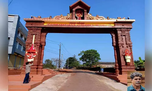 വിസ്മയങ്ങളൊരുക്കി ചെങ്കല്ലിൽ കടഞ്ഞെടുത്ത ക്ഷേത്രകവാടം