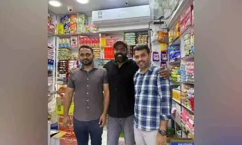 താ​ര​ത്തി​ള​ക്ക​ത്തി​ലും പ​ഴ​യ കൂ​ട്ടു​കാ​രെ തേ​ടി മ​നാ​മ സൂ​ഖി​ലെ​ത്തി അ​സീ​സ് നെ​ടു​മ​ങ്ങാ​ട്