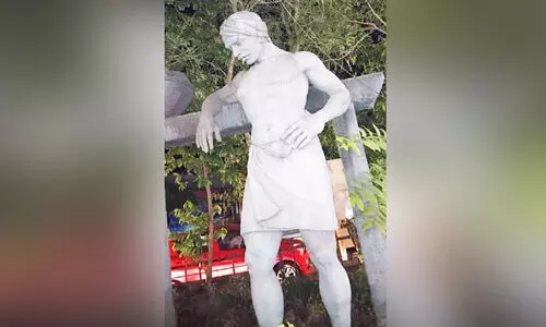 അത്താണി വികൃതമാക്കി സാമൂഹികവിരുദ്ധർ; കുട്ടയുമായി വിശ്രമിക്കുന്ന കർഷകന്‍റെ പ്രതിമ നശിപ്പിക്കാൻ ശ്രമം