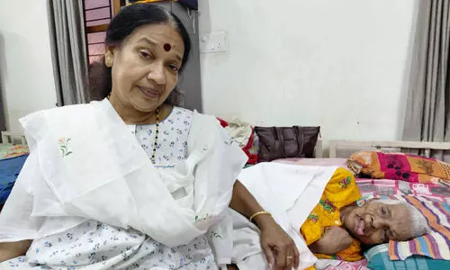 പുകവലിക്കുന്നതിൽ കുഴപ്പമുണ്ടോയെന്ന് ചോദിച്ചു; ശ്രീനിവാസനെ അനുസ്മരിച്ച് നടി ലൗലി ബാബു