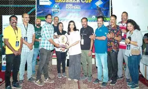 യു​വ എ​ഴു​ത്തു​കാ​രി ഹ​ന അ​നീ​സി​നെ ആ​ദ​രി​ച്ചു