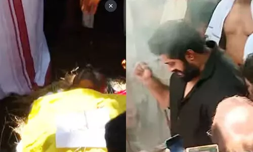 മുഷ്ടി ചുരുട്ടി അഭിവാദ്യം ചെയ്ത് ധ്യാൻ; കടലാസും പേനയും ചിതയിൽവെച്ച് സത്യൻ അന്തിക്കാട്