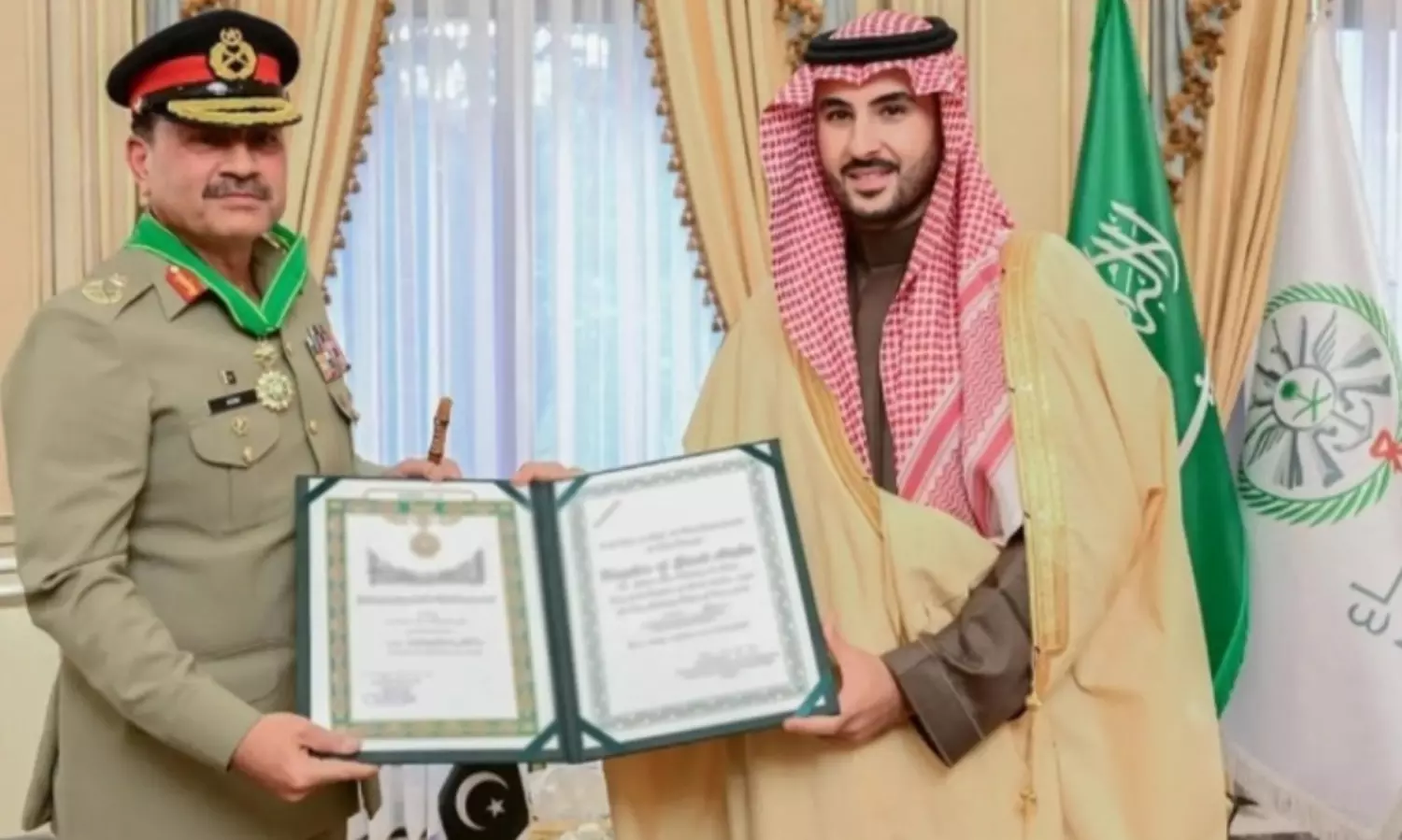 പാക് സൈനിക മേധാവിക്ക് സൗദിയുടെ ആദരം: ‘കിങ് അബ്ദുൽ അസീസ് പുരസ്‌കാരം’ സമ്മാനിച്ചു