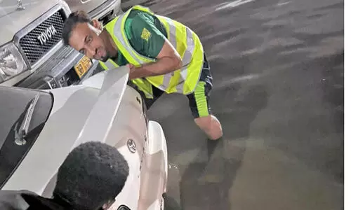 മ​ഴ​ക്കെ​ടു​തി​യി​ൽ പി​ന്തു​ണ​യേ​കി മ​ല​യാ​ളി സ​ന്ന​ദ്ധപ്ര​വ​ർ​ത്ത​ക​ർ