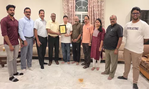 പ്ര​സ് കോ​ണ്‍സു​ല്‍ മു​ഹ​മ്മ​ദ് ഹാ​ഷി​മി​ന് പി.​ജെ.​എ​സ് യാ​ത്ര​യ​യ​പ്പ് ന​ൽ​കി