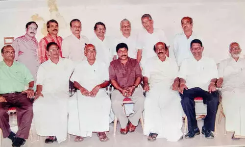 ശ്രീനിവാസന്റെ കൗശലത്തിൽ കരീം ഇന്നും വലത്തോട്ടു മുണ്ടുടുക്കുന്നു