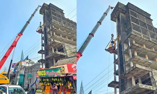 കോടതി പറഞ്ഞു, പൊളിച്ചേ പറ്റൂ; നഗരത്തിലെ കൂറ്റൻ കെട്ടിടം പൊളിക്കുന്നു