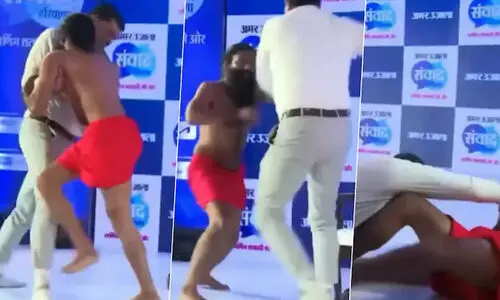 മലർത്തിയടിച്ചു; ബാബരാംദേവുമായി ഗുസ്തിപിടിച്ച് മാധ്യമപ്രവർത്തകൻ