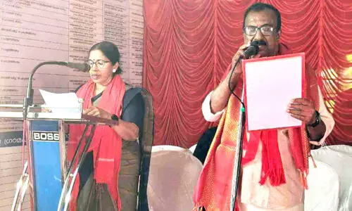 ഭാര്യക്ക് സത്യപ്രതിജ്ഞ ചൊല്ലിക്കൊടുത്തത് ഭർത്താവ്