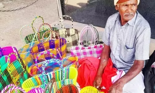 ബഹുവർണങ്ങളിൽ തിരിച്ചെത്തി നെയ്ത്ത് സഞ്ചി