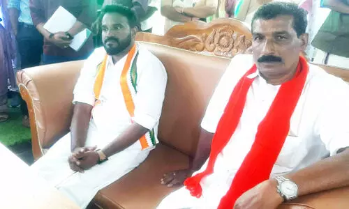 പാർട്ടി വിട്ടയാളും പാർട്ടി നേതാവും ഒരേ ഇരിപ്പിടത്തിൽ; കൗതുകമായി സത്യപ്രതിജ്ഞ