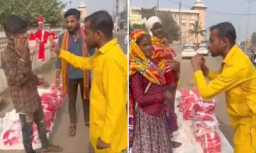 ‘ഇത് ഹിന്ദു രാഷ്ട്രമാണ്, ഇവിടെ ക്രിസ്ത്യൻ വസ്തുക്കൾ വിൽക്കാൻ പാടില്ല...’ -ക്രിസ്മസ് തൊപ്പി വിറ്റ വഴിയോര കച്ചവടക്കാർക്ക് ഭീഷണി VIDEO ‘ഇത് ഹിന്ദു രാഷ്ട്രമാണ്, ഇവിടെ ക്രിസ്ത്യൻ വസ്തുക്കൾ വിൽക്കാൻ പാടില്ല...’ -ക്രിസ്മസ് തൊപ്പി വിറ്റ വഴിയോര കച്ചവടക്കാർക്ക് ഭീഷണി VIDEO