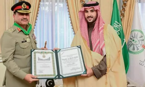 പാക് സൈനിക മേധാവിക്ക് സൗദിയുടെ ആദരം: ‘കിങ് അബ്ദുൽ അസീസ് പുരസ്കാരം’ സമ്മാനിച്ചു പാക് സൈനിക മേധാവിക്ക് സൗദിയുടെ ആദരം: ‘കിങ് അബ്ദുൽ അസീസ് പുരസ്കാരം’ സമ്മാനിച്ചു