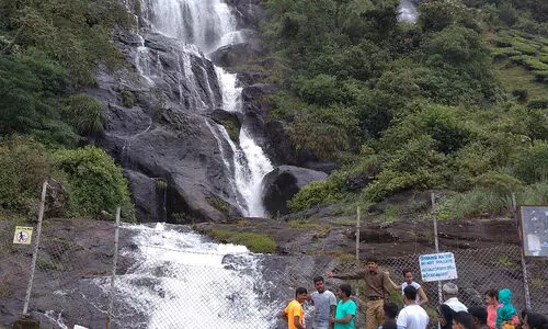 ഇടുക്കിയിൽ സഞ്ചാരികളുടെ ഒഴുക്ക് ഒപ്പം അമിത വിലയും ചൂഷണവും ഇടുക്കിയിൽ സഞ്ചാരികളുടെ ഒഴുക്ക് ഒപ്പം അമിത വിലയും ചൂഷണവും