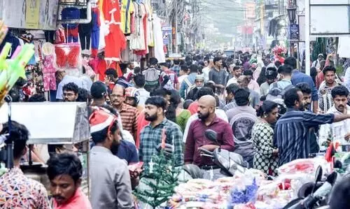 ആ​ഘോ​ഷ​ത്തി​ര​ക്കി​ൽ നാ​ട്;​ ഉ​ത്സ​വാ​വേ​ശ​ത്തി​ൽ വി​പ​ണി