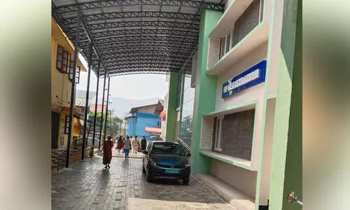 ആലത്തൂർ താലൂക്ക് ആശുപത്രിയിൽ പുതിയ കെട്ടിടം തുറന്നില്ല; രോഗികൾ വെയിലത്ത്