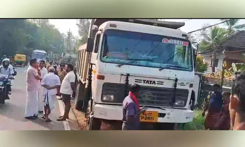 ടോ​റ​സ് ലോ​റി​യു​ടെ അ​ശ്ര​ദ്ധ​: ല​ക്കി​ടി​യി​ൽ പൊ​ലി​ഞ്ഞ​ത് ര​ണ്ടു​ജീ​വ​ൻ