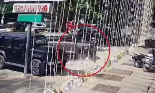 പാർക്ക് ചെയ്യുന്നതിനിടെ നിയന്ത്രണം നഷ്ടപ്പെട്ട കാർ സെക്യൂരിറ്റി ജീവനക്കാരന്‍റെ ശരീരത്തിലൂടെ കയറിയിറങ്ങി