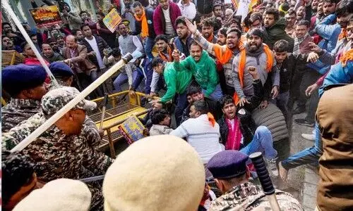 ഹി​ന്ദു യു​വാ​വിന്‍റെ മരണം:​ ബം​ഗ്ലാ​ദേ​ശ് ഹൈ​ക​മീ​ഷ​ന് മു​ന്നി​ൽ വി.​എ​ച്ച്.​പി -ബ​ജ്രം​ഗ്ദ​ൾ പ്ര​തി​ഷേ​ധം