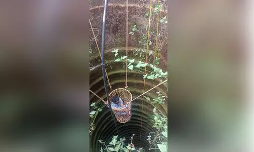 പൂച്ചയെ രക്ഷിക്കാൻ ശ്രമിച്ച യുവാവ് ആഴമേറിയ കിണറ്റിൽ കുടുങ്ങി