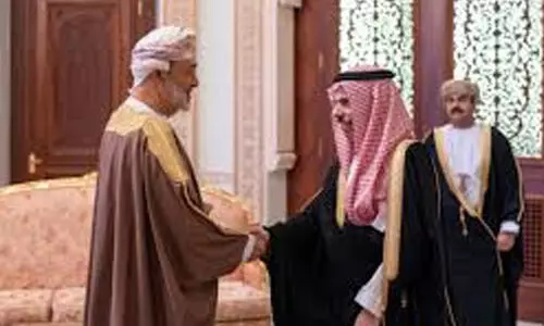 സൗ​ദി വി​ദേ​ശ​കാ​ര്യ മ​ന്ത്രി​യെ സ്വീ​ക​രി​ച്ച് സു​ൽ​ത്താ​ൻ