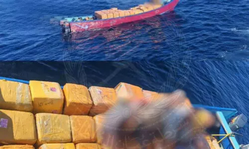 ദോ​ഫാ​റി​ൽ ല​ഹ​രി വ​സ്തു​ക്ക​ളു​മാ​യി ബോ​ട്ട് പി​ടി​ച്ചെ​ടു​ത്തു