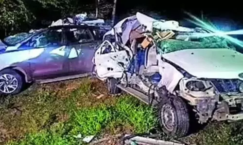 ടയർ പൊട്ടിത്തെറിച്ച ബസ് കാറുകളിൽ ഇടിച്ച് ഒമ്പത് മരണം