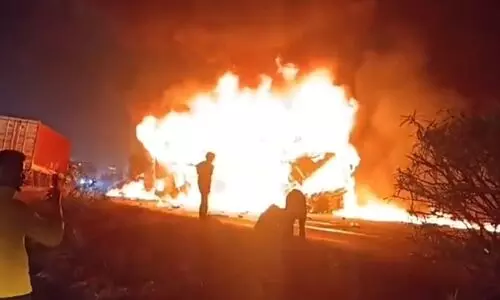 ചിത്രദുർഗയിൽ ബസും ട്രക്കും കൂട്ടിയിടിച്ച് തീപിടിച്ചു; 17 പേർക്ക് ദാരുണാന്ത്യം