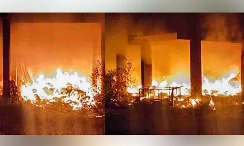 നെട്ടൂരിൽ പ്ലാസ്റ്റിക് മാലിന്യത്തിന് തീപിടിച്ച് രണ്ട് കാറുകൾ കത്തിനശിച്ചു