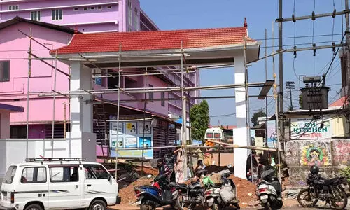 ഇരിങ്ങാലക്കുട ജനറല്‍ ആശുപത്രി: കവാടം നിർമാണം ഇഴയുന്നു; രോഗികൾ വലയുന്നു
