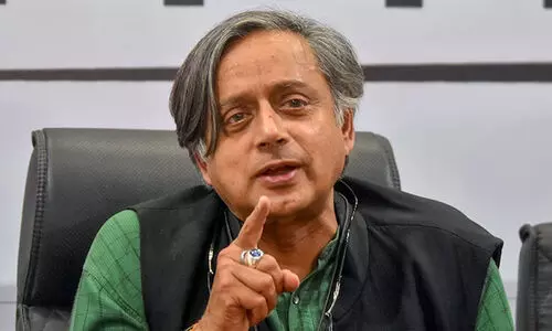 ​കരോൾ പാടാൻ ഒരു കുട്ടിക്കും ഭയമില്ലാത്ത, പ്രാർഥിക്കാൻ വിശ്വാസിക്ക് പേടിയില്ലാത്ത കേരളം കെട്ടിപ്പടുക്കാം -ശശി തരൂർ