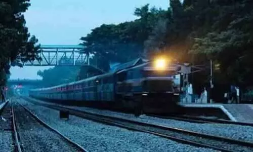 കണ്ണൂരിൽ റീൽസ് ചിത്രീകരിക്കാൻ ചുവന്ന ലൈറ്റ് തെളിയിച്ച് ട്രെയിൻ നിർത്തിച്ച് അഭ്യാസം; വിദ്യാർഥികൾ പിടിയിൽ