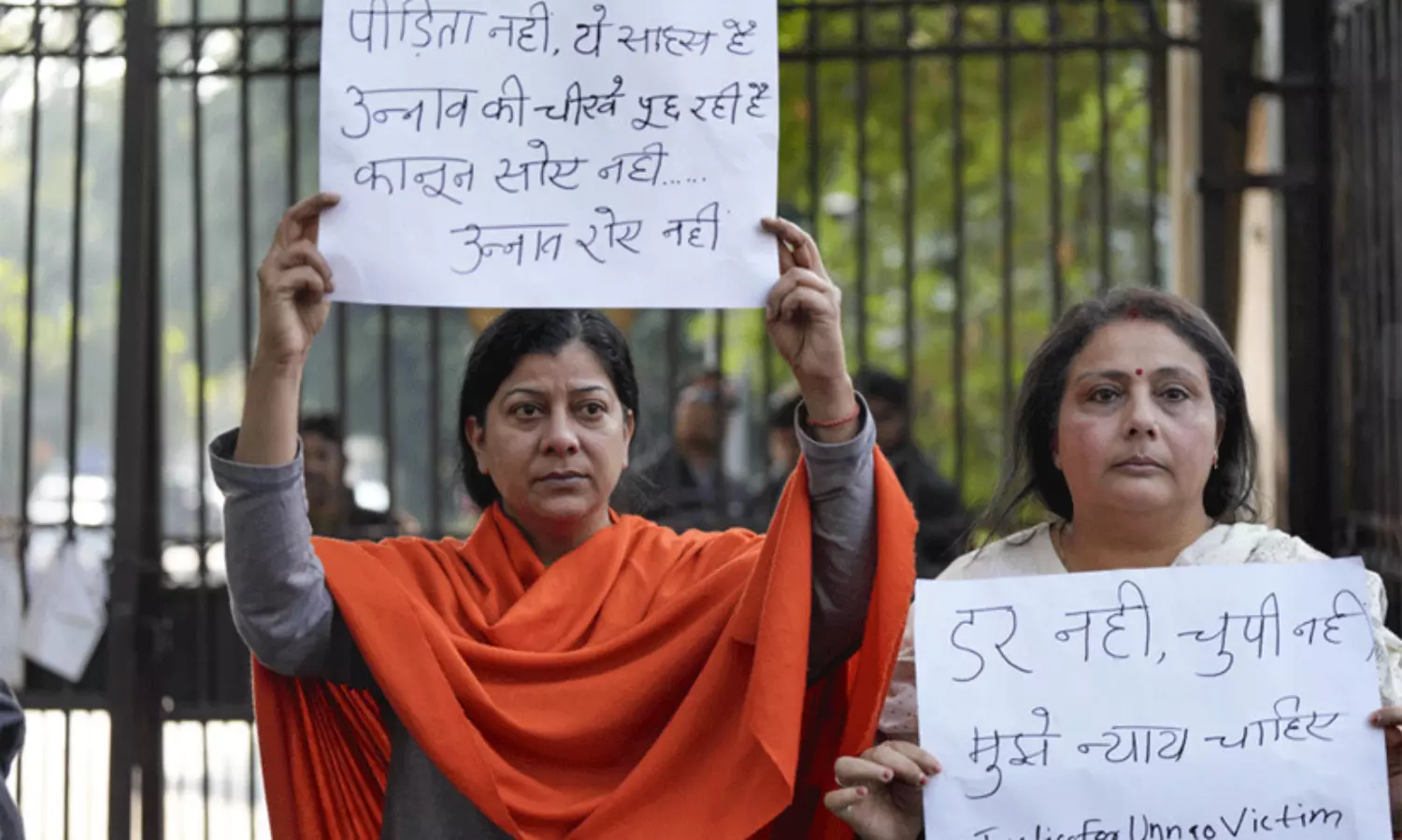 ഉന്നാ​വ് ബലാത്സംഗ കേസ്: കുൽദീപ് സെൻഗാറിന്റെ ജാമ്യത്തിൽ പ്രതിഷേധിച്ച് ഡൽഹി ഹൈകോടതിക്ക് പുറത്ത് പ്രതിഷേധം