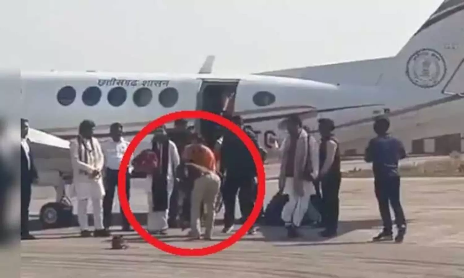 ബാഗേശ്വർ ബാബക്ക് മുന്നിൽ ഷൂ അഴിച്ച്, കാൽതൊട്ട് വന്ദിച്ച് പൊലീസ് ഓഫീസർ; വിവാദമായപ്പോൾ നടപടി