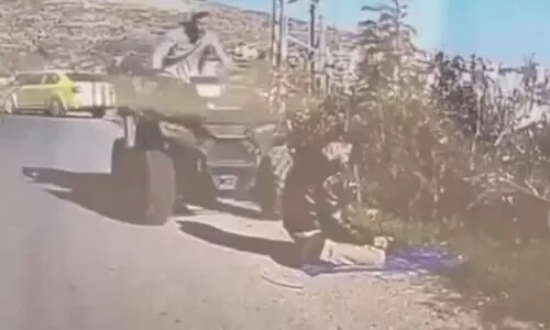 റോഡരികിൽ നമസ്കരിക്കുന്ന ഫലസ്തീനിയുടെമേല്‍ വാഹനം ഇടിച്ചുകയറ്റി ഇസ്രായേൽ സൈനികൻ