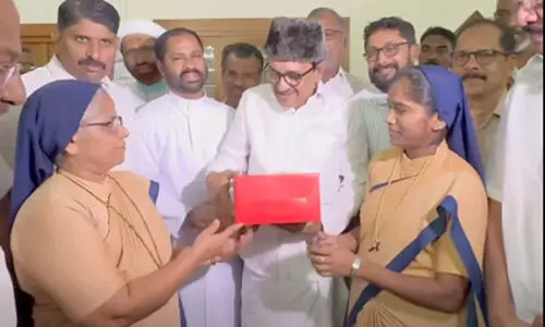 ‘ഇത്തവണയും പതിവ് തെറ്റാതെ ക്രിസ്മസ് സമ്മാനങ്ങളുമായി അവർ പാണക്കാടെത്തി...’ VIDEO