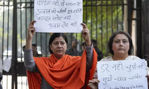 ഉന്നാ​വ് ബലാത്സംഗ കേസ്: കുൽദീപ് സെൻഗാറിന്റെ ജാമ്യത്തിൽ പ്രതിഷേധിച്ച് ഡൽഹി ഹൈകോടതിക്ക് പുറത്ത് പ്രതിഷേധം