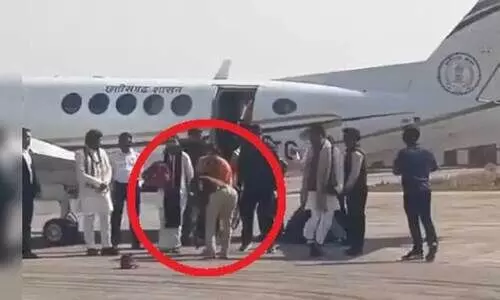 ബാഗേശ്വർ ബാബക്ക് മുന്നിൽ ഷൂ അഴിച്ച്, കാൽതൊട്ട് വന്ദിച്ച് പൊലീസ് ഓഫീസർ; വിവാദമായപ്പോൾ നടപടി