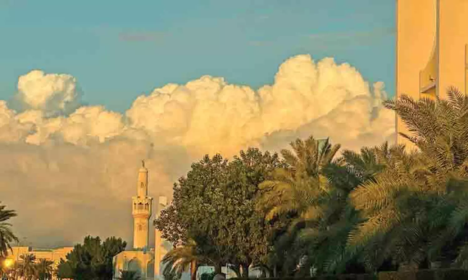 രാ​ത്രി​യി​ൽ ത​ണു​പ്പു​കൂ​ടും മൂ​ട​ൽ​മ​ഞ്ഞി​നും നേ​രി​യ മ​ഴ​ക്കും സാ​ധ്യ​ത