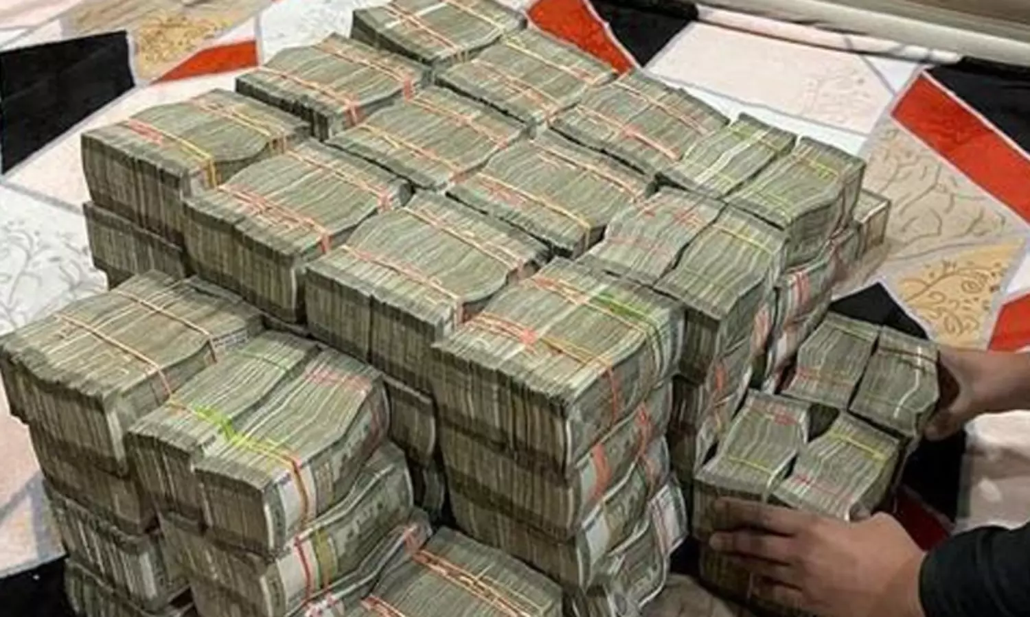 ഡൽഹിയിൽ പുതുവത്സരാഘോഷത്തോടനുബന്ധിച്ച് വ്യാപക റെയ്ഡ്; 350 പേർ അറസ്റ്റിൽ; ആയുധ ശേഖരം പിടികൂടി