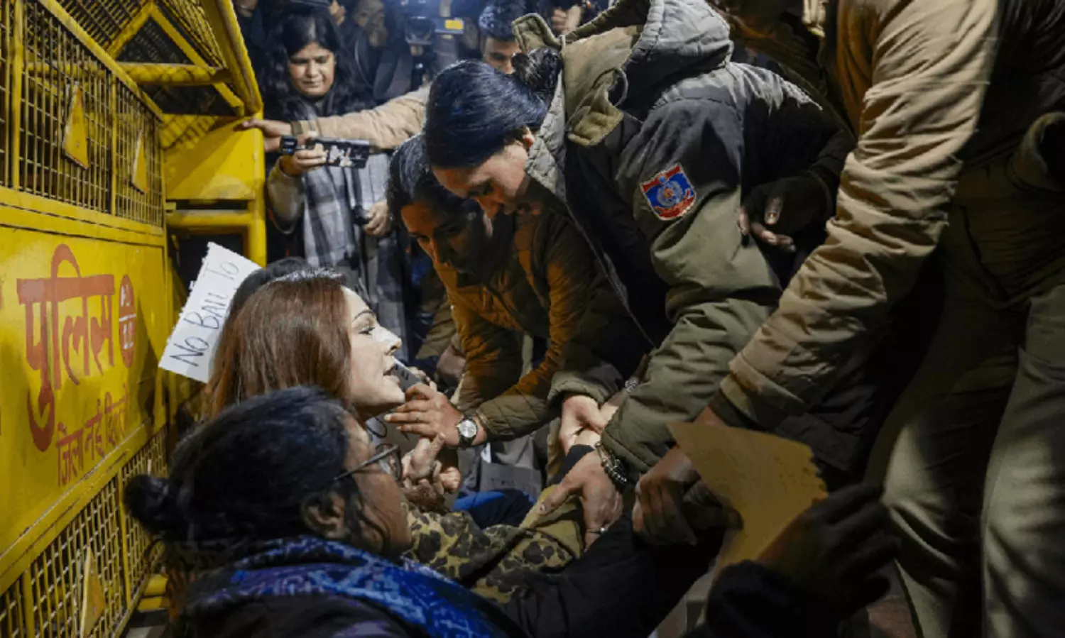 ഉന്നാവ് പെണ്‍കുട്ടിക്ക് നീതി തേടി പാര്‍ലമെന്റിന് മുമ്പില്‍ പ്രതിഷേധം; വനിതാ സാമൂഹ്യ പ്രവർത്തകരെ കസ്റ്റഡിയിലെടുത്ത് ഡൽഹി പൊലീസ്