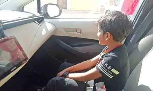 കു​ട്ടി​ക​ളെ മു​ന്‍ സീ​റ്റി​ലി​രു​ത്തി യാ​ത്ര ചെ​യ്യ​രു​ത്​; മു​ന്ന​റി​യി​പ്പു​മാ​യി അ​ജ്​​മാ​ൻ പൊ​ലീ​സ്​