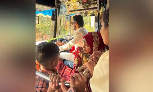 ദേ ബസോടിച്ച് മണവാളൻ കൂടെ മണവാട്ടിയും; കല്യാണയാത്ര ‘ഫൻറാസ്റ്റിക്’ ആക്കി ഷാക്കിറും ഹർഷദയും