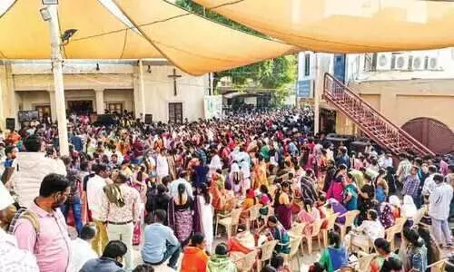 ക്രി​സ്മ​സി​നെ ആ​ഘോ​ഷ​ത്തോ​ടെ വ​ര​വേ​റ്റ് വി​ശ്വാ​സി​ക​ൾ