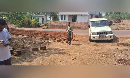 മുണ്ട്യത്തടുക്കയിൽ റോഡുവക്ക് കൈയേറാൻ ശ്രമം; റവന്യൂ സംഘം തടഞ്ഞു