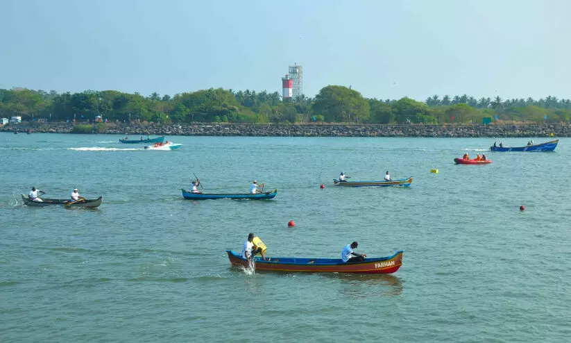 ബേപ്പൂര് ജലമേള; ആവേശമായി ഡിങ്കി ബോട്ടുകള് ബേപ്പൂര് ജലമേള; ആവേശമായി ഡിങ്കി ബോട്ടുകള്